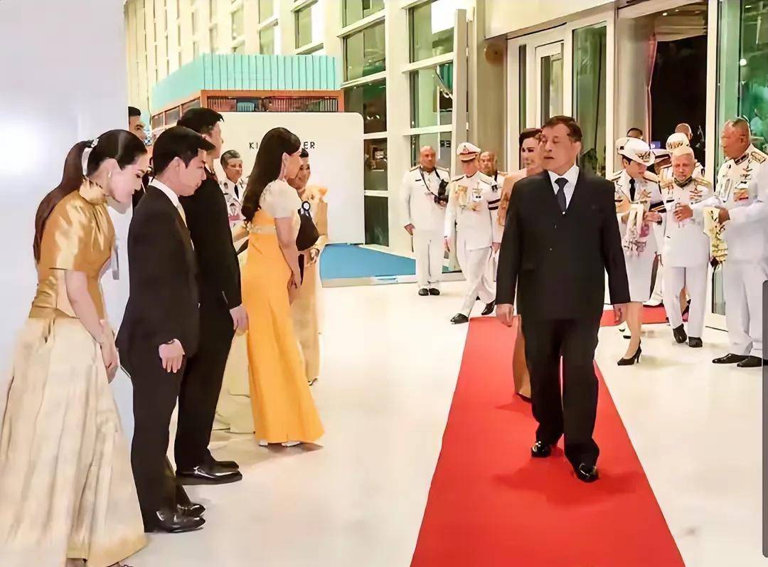 凭个人魅力拉高王室影响力欧拉弄惨败瓦力娱乐棋牌苏后金丝礼服闪耀音乐会(图5)