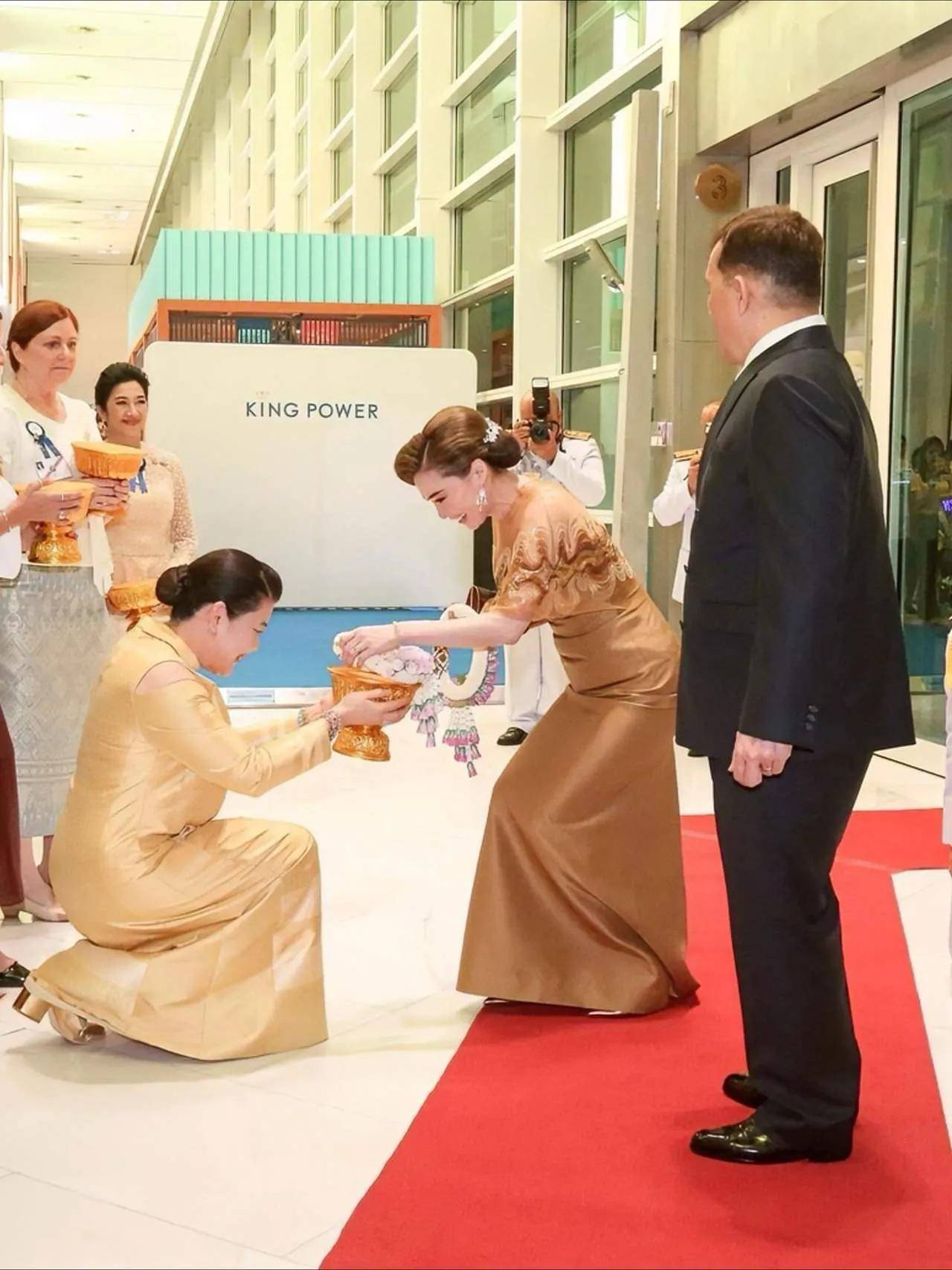 凭个人魅力拉高王室影响力欧拉弄惨败瓦力娱乐棋牌苏后金丝礼服闪耀音乐会(图9)
