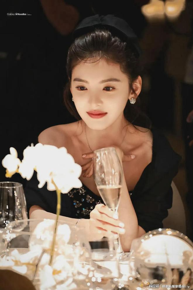 发搭抹胸小黑裙同框高叶周洁琼美爆了瓦利棋牌又被章若楠惊艳到！公主盘(图4)