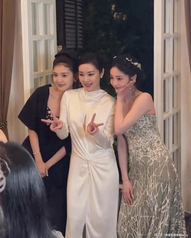 发搭抹胸小黑裙同框高叶周洁琼美爆了瓦利棋牌又被章若楠惊艳到！公主盘(图5)