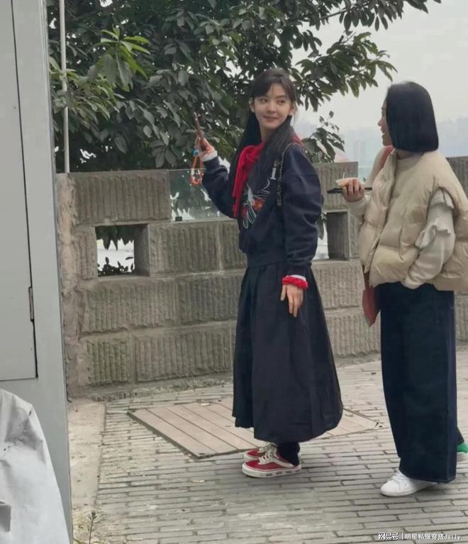 发搭抹胸小黑裙同框高叶周洁琼美爆了瓦利棋牌又被章若楠惊艳到！公主盘(图6)