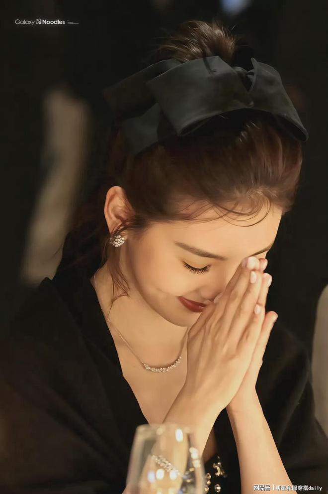 发搭抹胸小黑裙同框高叶周洁琼美爆了瓦利棋牌又被章若楠惊艳到！公主盘(图9)