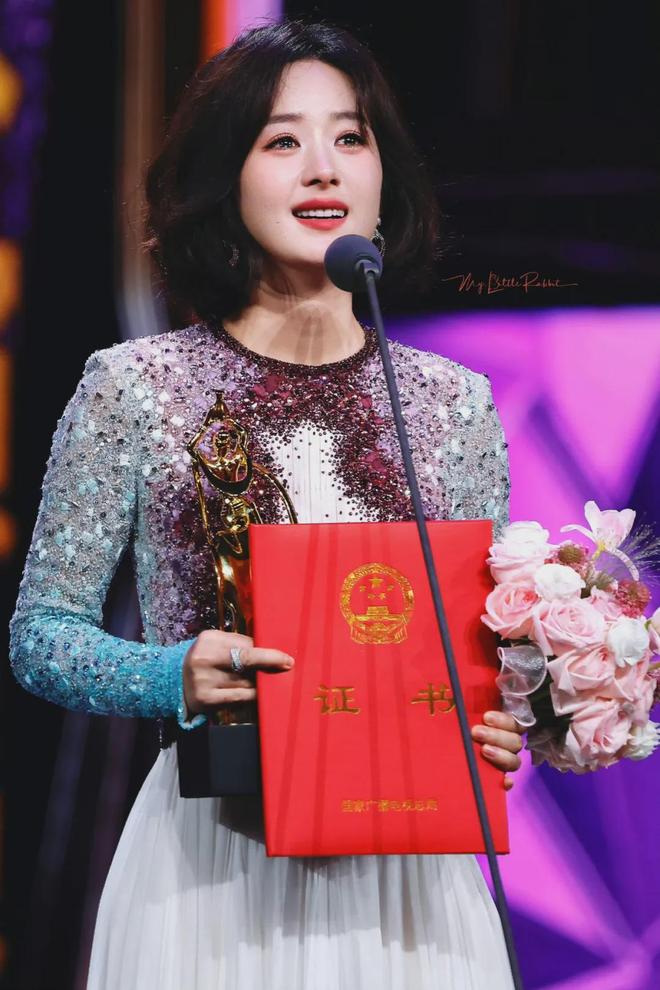 大视后！千万级女土豪发家史黑幕多瓦力棋牌试玩赵丽颖演技巅峰狂夺两(图6)