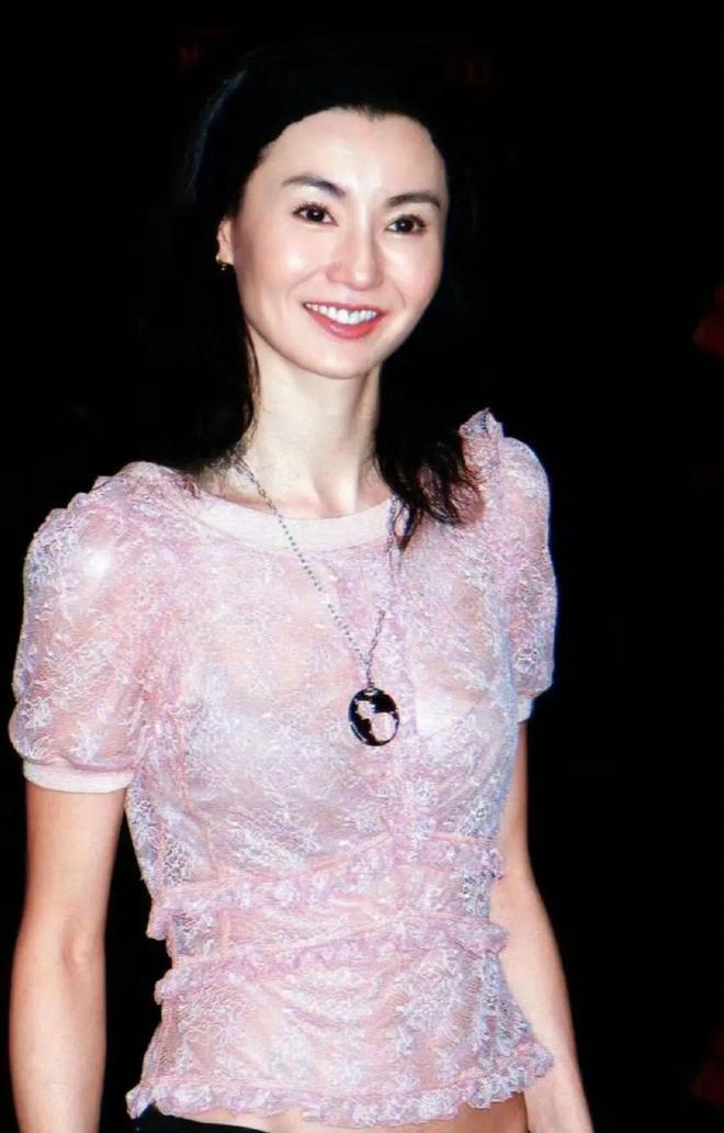 全网60岁依然是大家最爱的穿衣榜样瓦力游戏试玩张曼玉的平价穿搭火遍(图9)