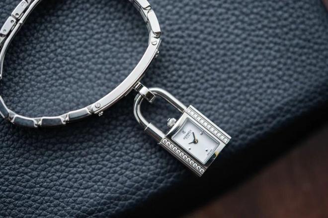 些创意十足的都市热款才是当下的购表好选！瓦力棋牌最适合2026年的表是它们！这(图10)