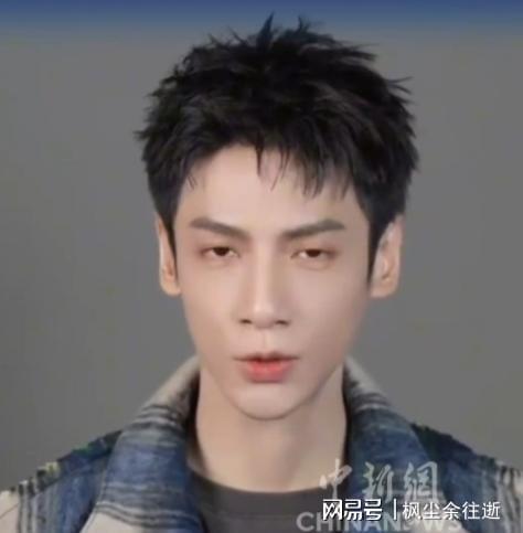 强杨洋造型清爽刘宇宁咋成大小眼了瓦力棋牌游戏怼脸拍：王一博气场好(图5)