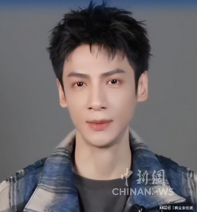 强杨洋造型清爽刘宇宁咋成大小眼了瓦力棋牌游戏怼脸拍:王一博气场好(图7) 强杨洋造型清爽刘宇宁咋成大小眼了瓦力棋牌游戏怼脸拍:王一博气场好(图7)