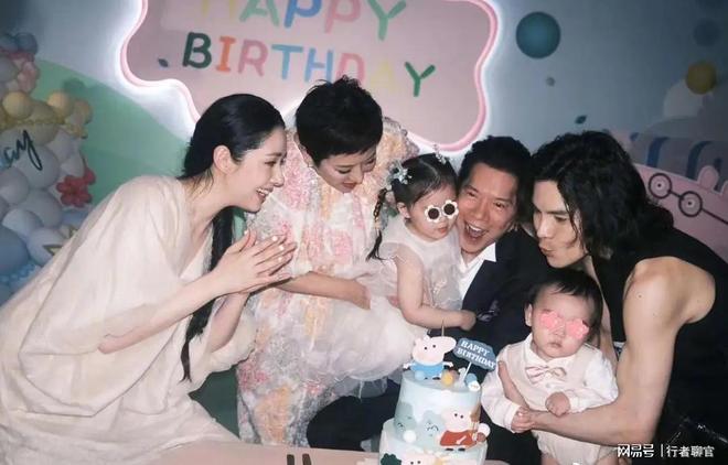 钱向佐带娃有时异地但豪门日子藏不住了瓦力棋牌游戏郭碧婷手撕谣言：婆婆给(图6)