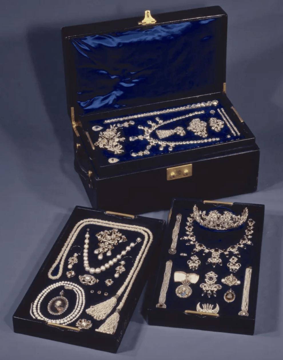 二世才是真正的“珠宝玩咖”瓦力游戏潇洒又会戴玛格丽特(图21) 二世才是真正的“珠宝玩咖”瓦力游戏潇洒又会戴玛格丽特(图21)